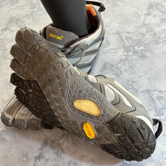 Vibram Men's FiveFingers V-Train Fitness and Cross Training Shoe - Picture 2 of 4